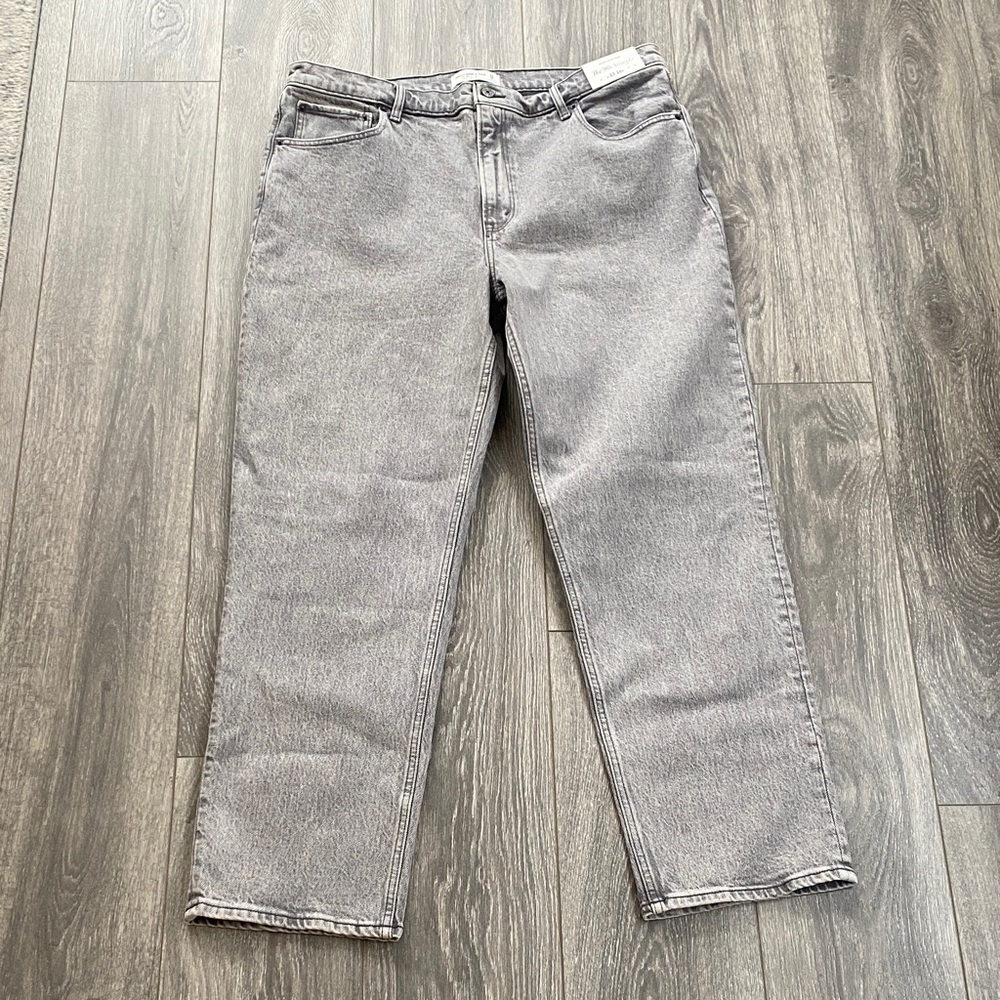 Abercrombie & Fitch - NWT! The 90’s Straight Ultra High Rise Jeans- Size 33/16 R